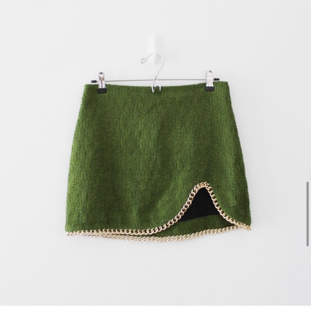 Bloggers favorite. Zara skirt with gold chain detail